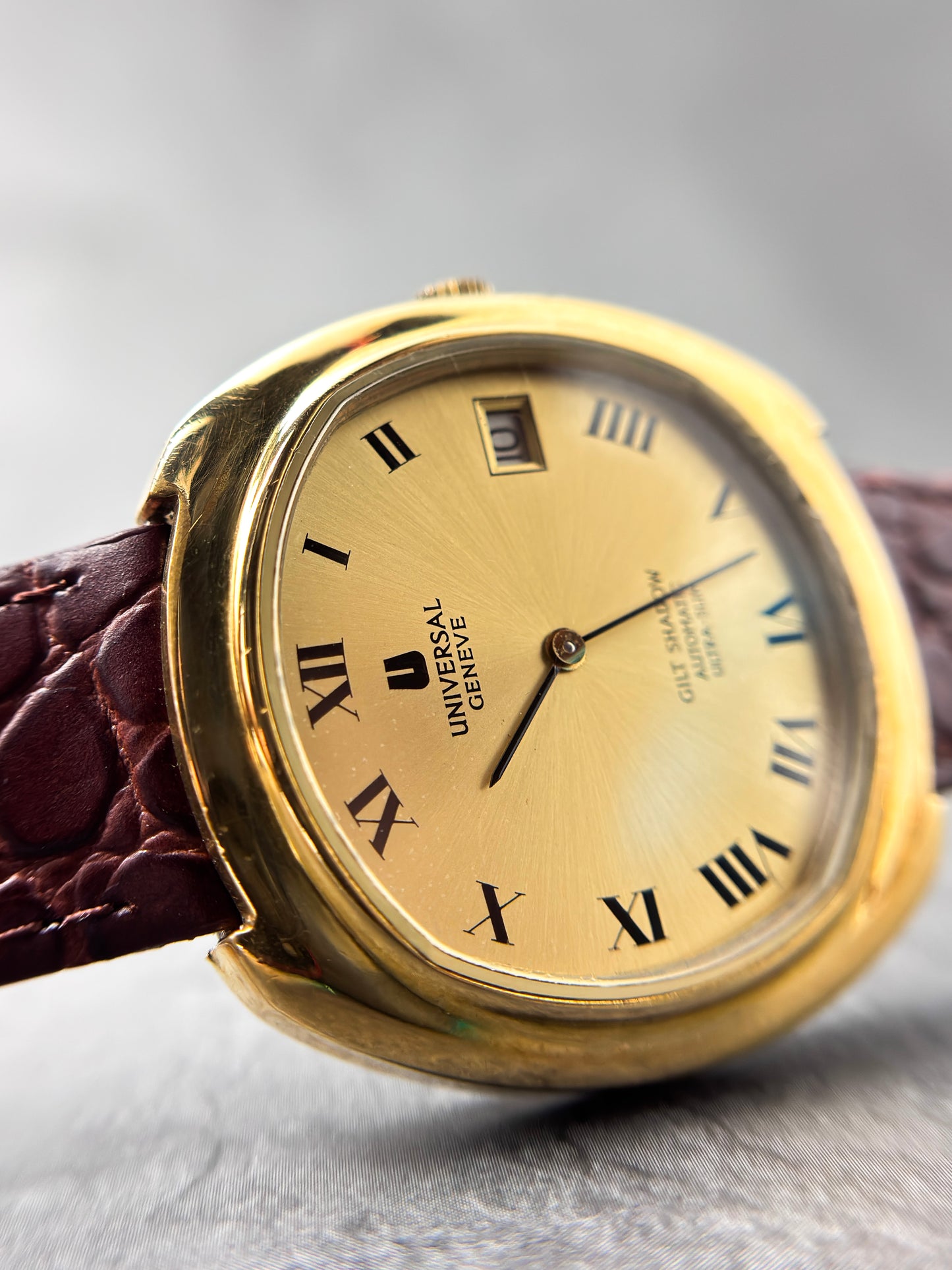 Universal Geneve Gilt Shadow Ultra Slim Automatic