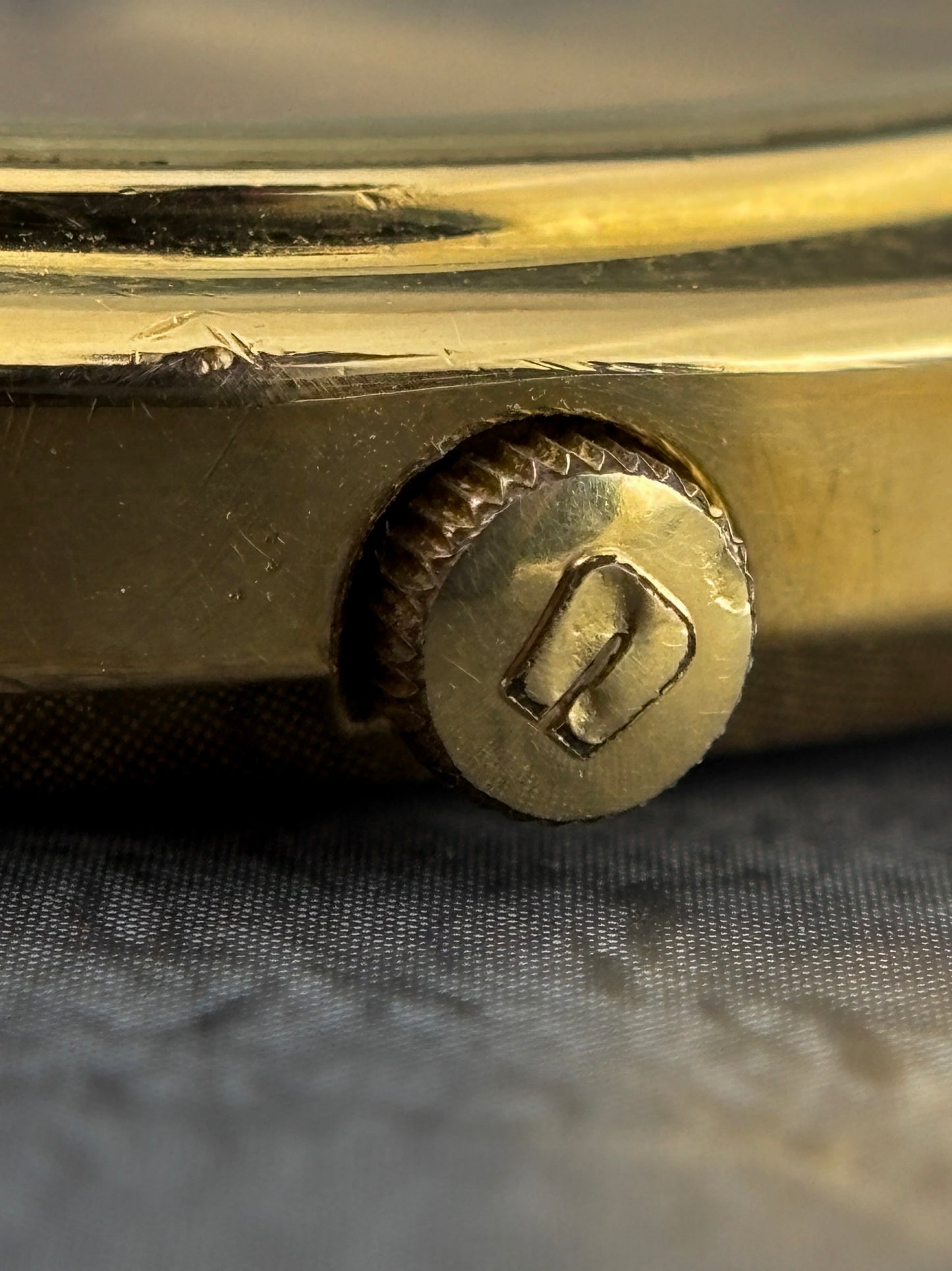 Universal Geneve Gilt Shadow Ultra Slim Automatic