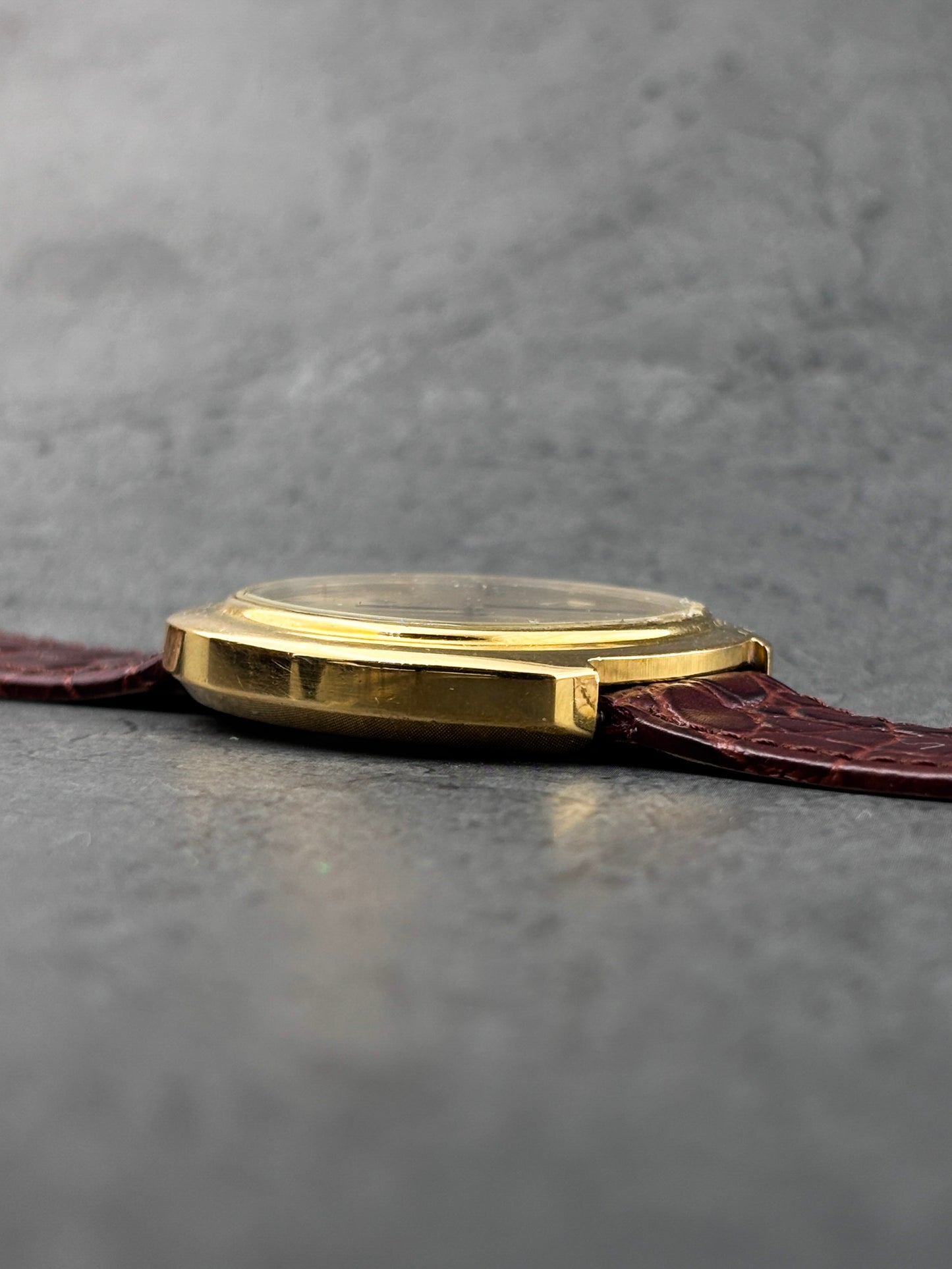 Universal Geneve Gilt Shadow Ultra Slim Automatic