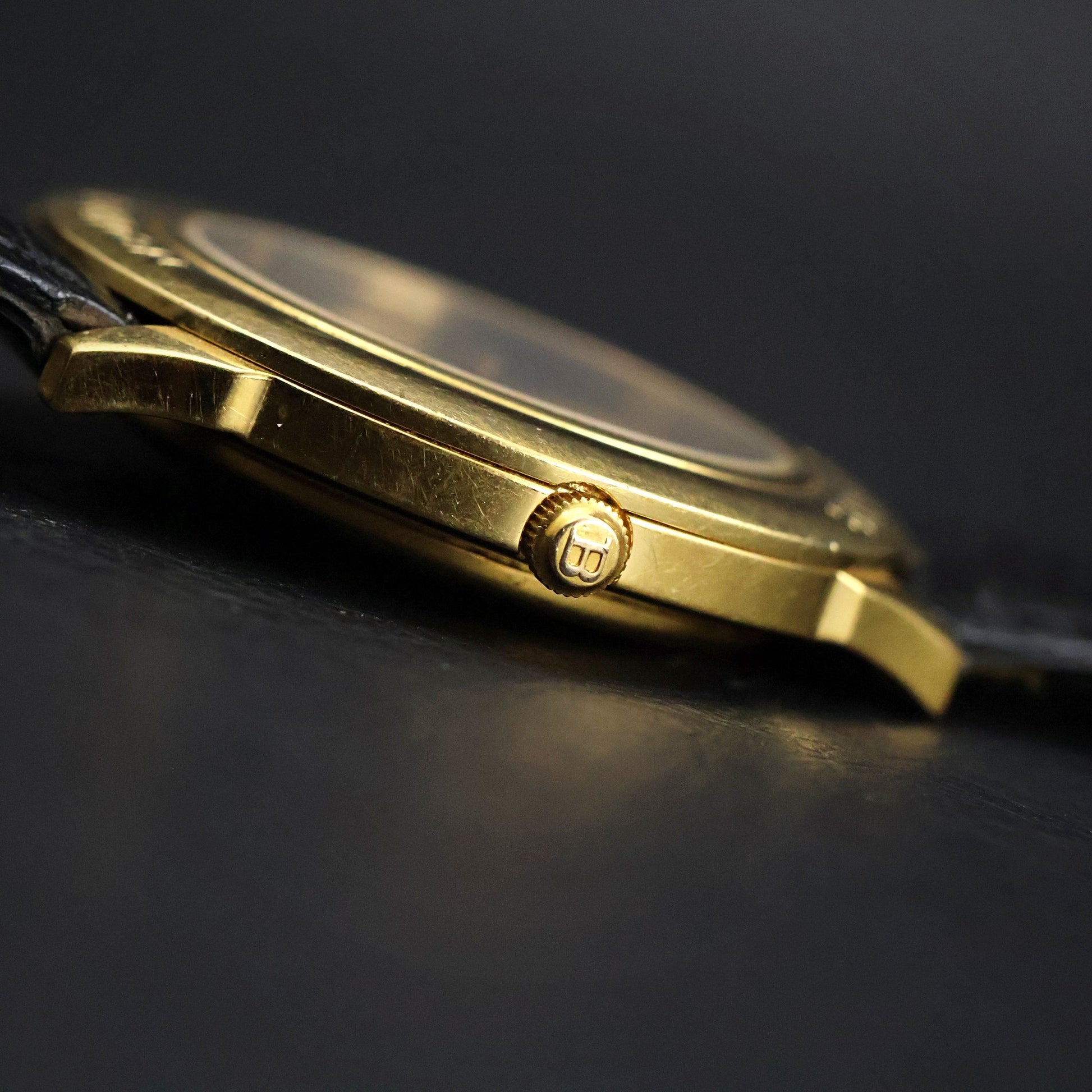 Burberrys London | Gold Round | Engraved Bezel | Black Roman Dial