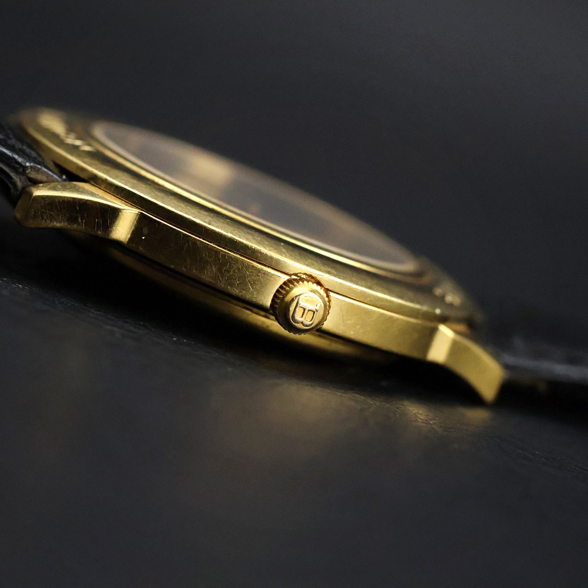 Burberrys London | Gold Round | Engraved Bezel | Black Roman Dial