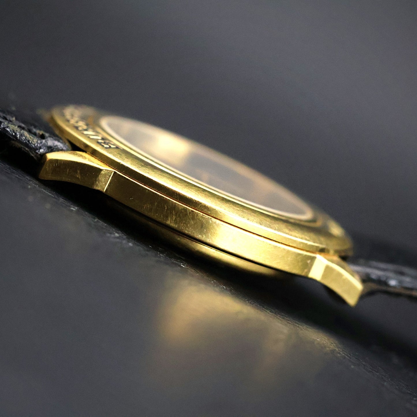 Burberrys London | Gold Round | Engraved Bezel | Black Roman Dial