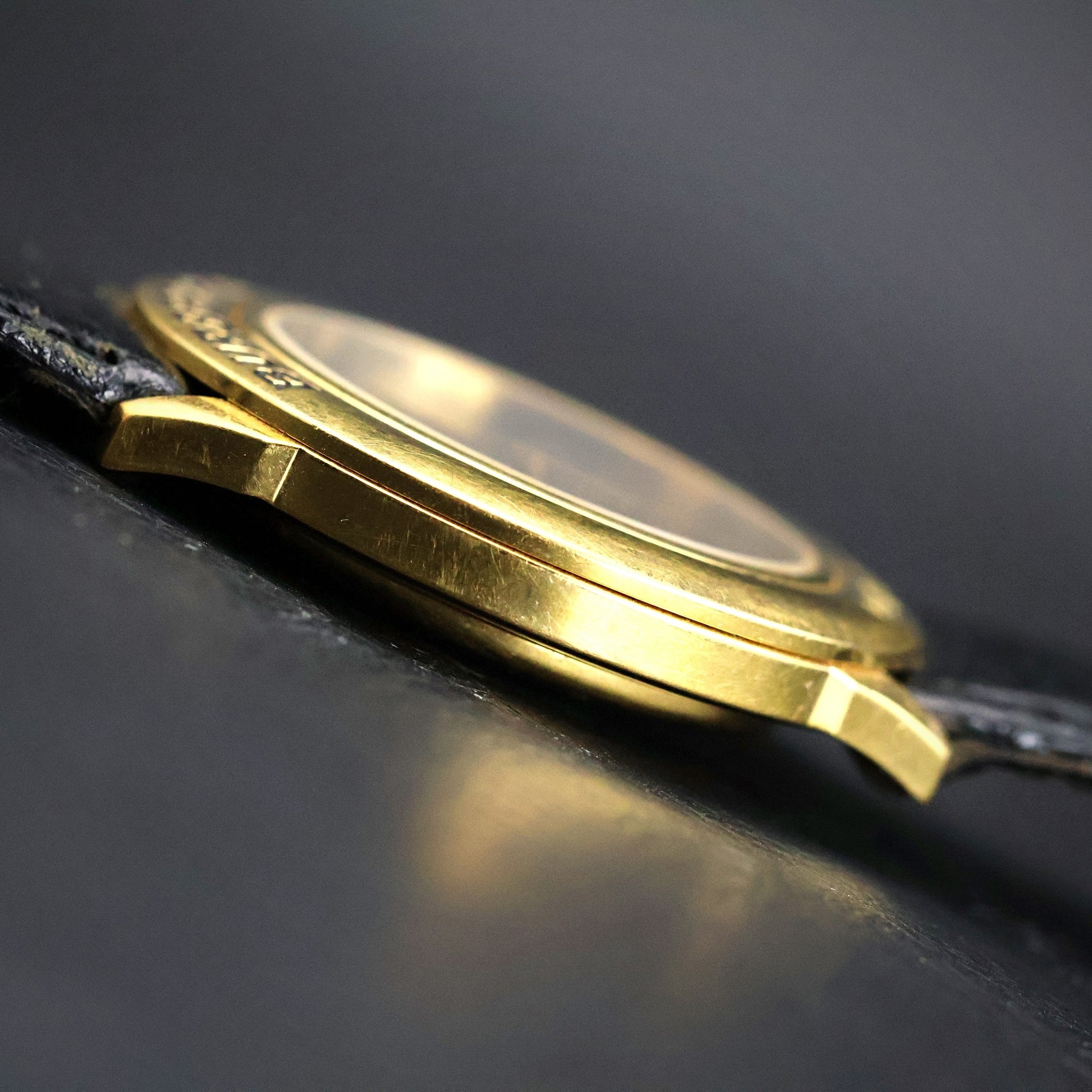 Burberrys London | Gold Round | Engraved Bezel | Black Roman Dial