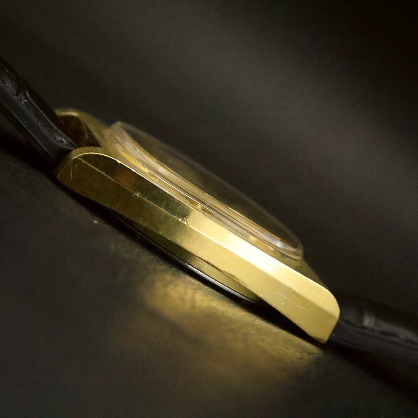 Omega Automatic Day-Date | Champagne Dial | Gold TV Case | 1978 Presentation Piece, view 13